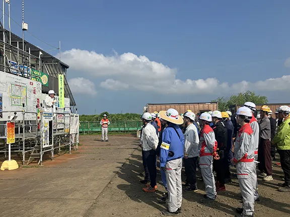Dialogue with contractors at the construction site of Kashiwazaki Hydrogen Park